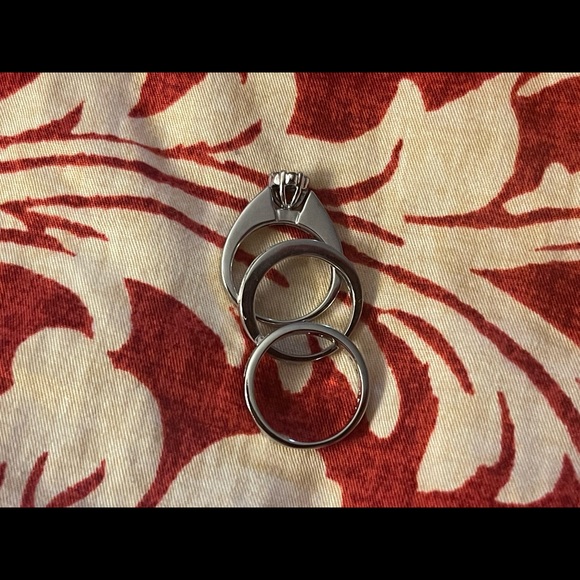 14kt white gold and diamond engagement and wedding bands. Size 6 - Picture 6 of 8